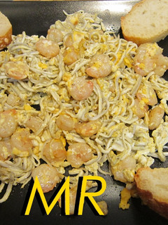Una foto de Revuelto de gulas con gambas