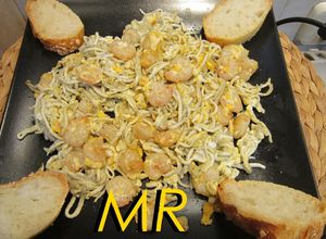 Una foto de Revuelto de gulas con gambas