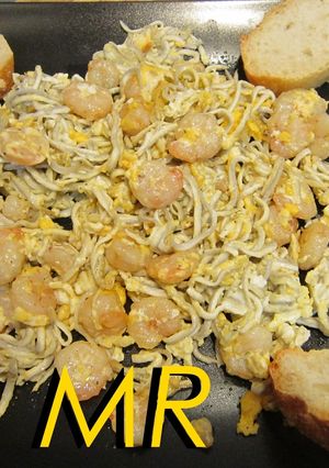 Una foto de Revuelto de gulas con gambas