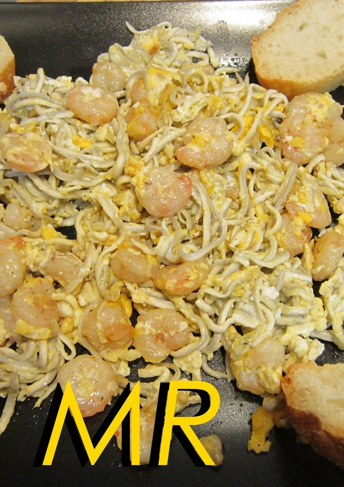 Una foto de Revuelto de gulas con gambas