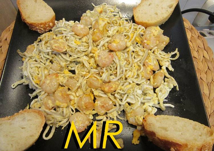 Revuelto de gulas con gambas
