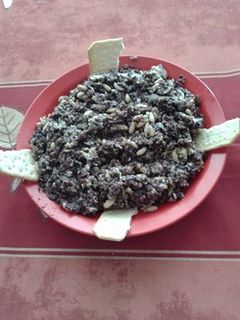 Una foto de Revuelto de morcilla con pasas y piñones