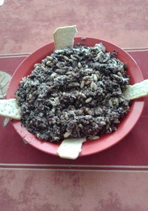 Una foto de Revuelto de morcilla con pasas y piñones