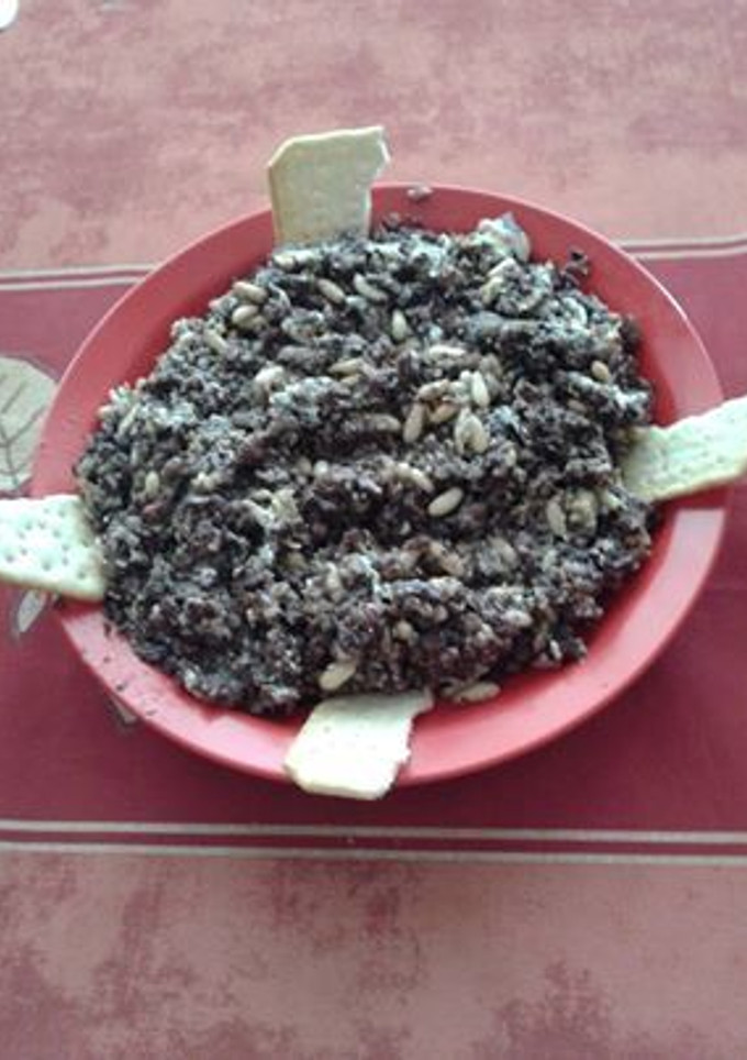Una foto de Revuelto de morcilla con pasas y piñones