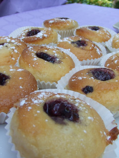 Una foto de Muffins de avellanas con confitura de frambuesa