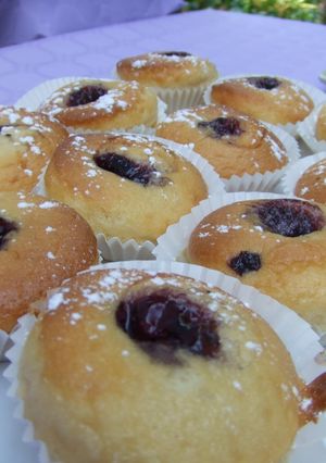 Una foto de Muffins de avellanas con confitura de frambuesa