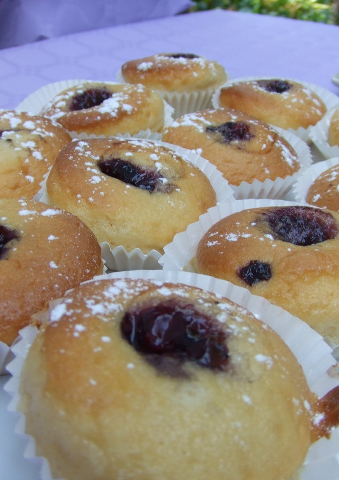 Una foto de Muffins de avellanas con confitura de frambuesa