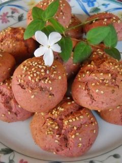 Una foto de Bocaditos dulces de remolacha y sésamo