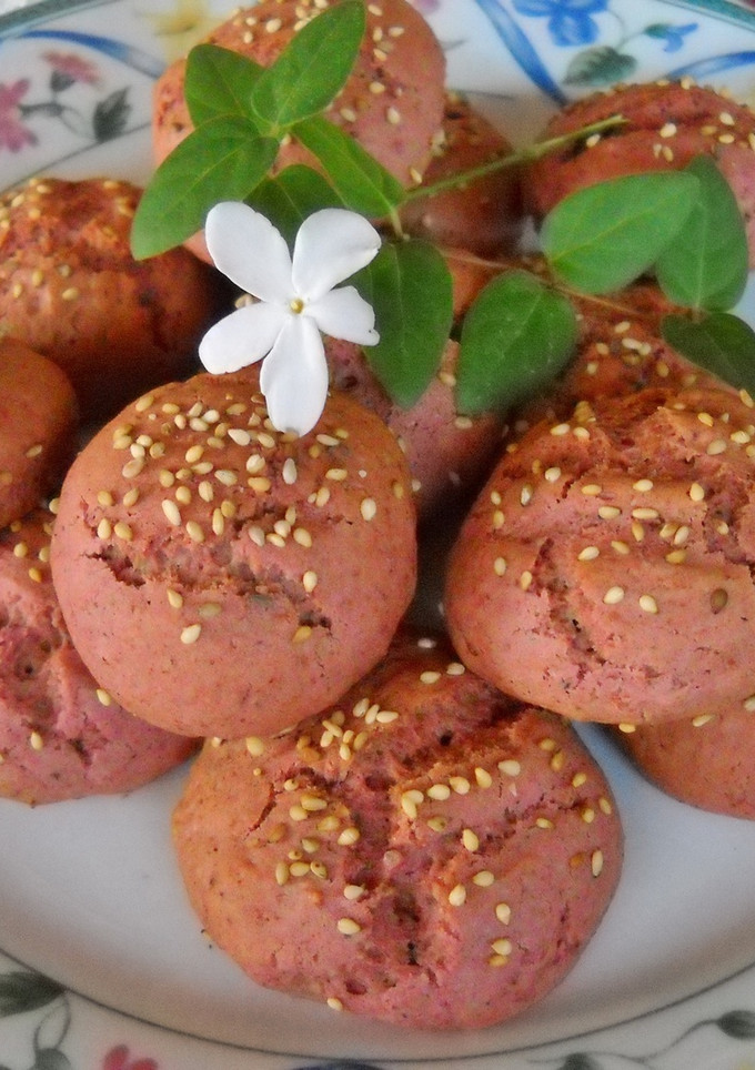 Una foto de Bocaditos dulces de remolacha y sésamo