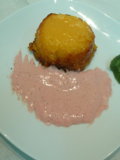 Una foto de Tocino de cielo con salsa de fresas