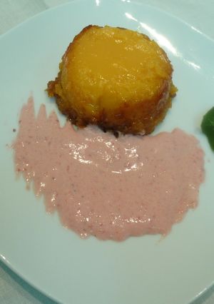 Una foto de Tocino de cielo con salsa de fresas
