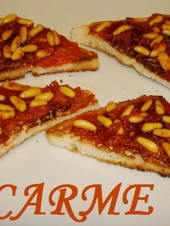 Foto principal de Canapés de sobrasada con piñones y miel