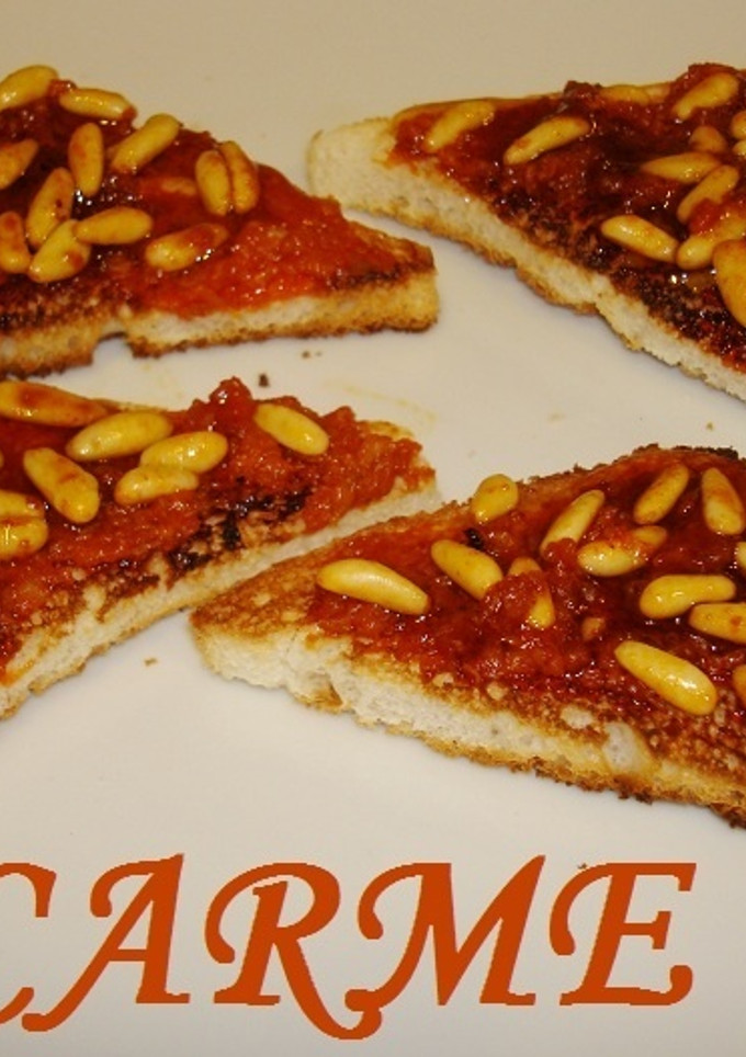 Una foto de Canapés de sobrasada con piñones y miel