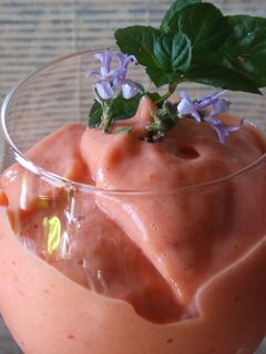 Una foto de Helado de fresas, melocotones y albaricoques