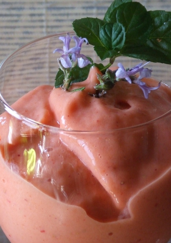 Una foto de Helado de fresas, melocotones y albaricoques