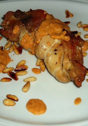 Una foto de Jamoncitos de pollo rellenos en salsa