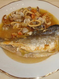Una foto de Lubina al horno con salsa de calamares y gambas
