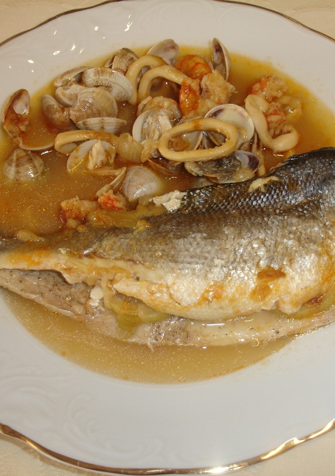 Una foto de Lubina al horno con salsa de calamares y gambas