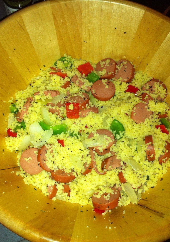 Una foto de Cous cous con salchichas