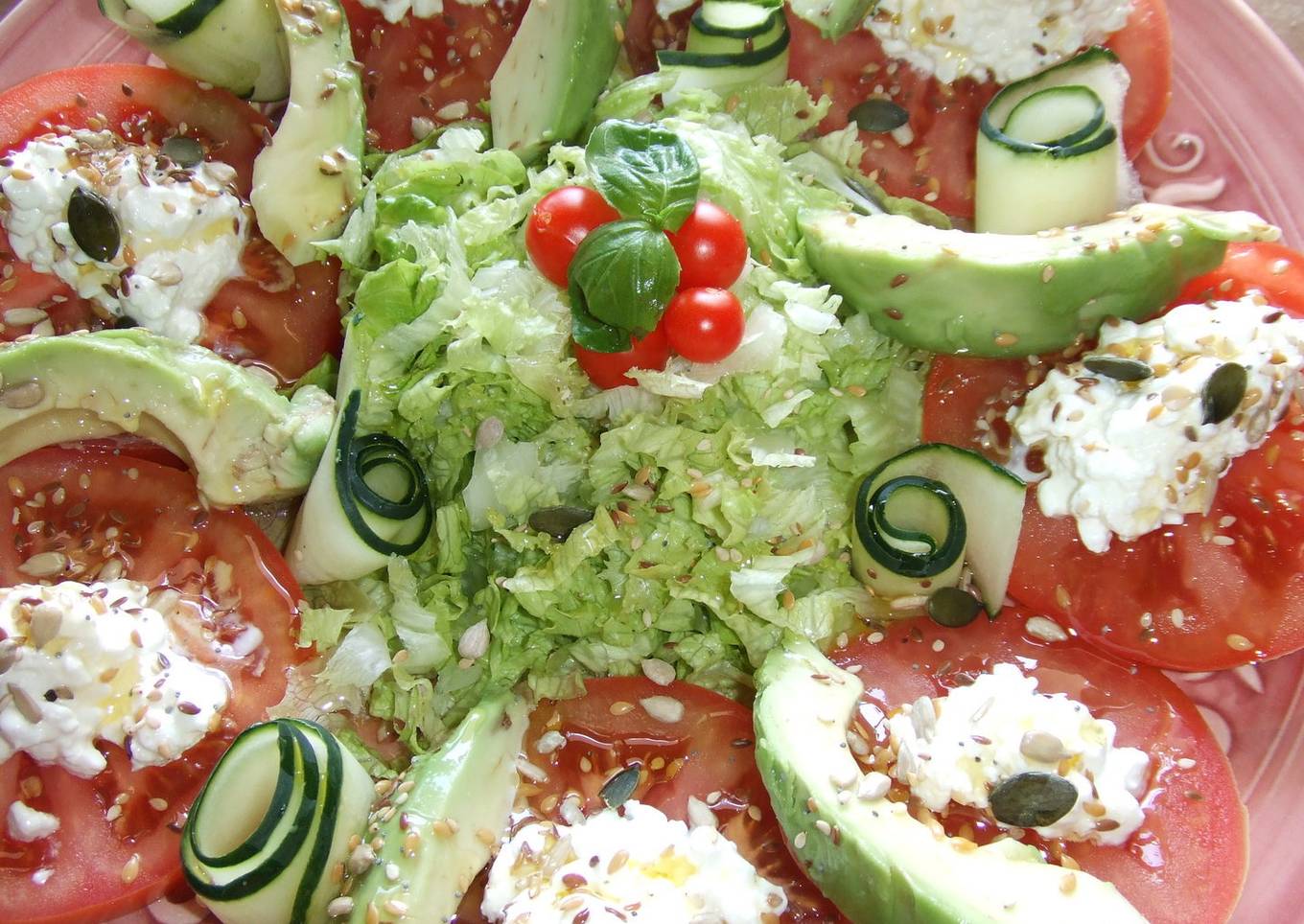 Ensalada sencilla de aguacate, tomate y queso cotagge<br />