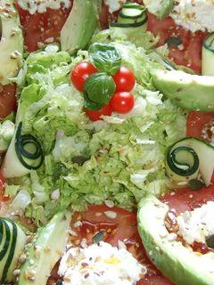 Una foto de Ensalada sencilla de aguacate, tomate y queso cotagge