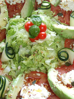 Una foto de Ensalada sencilla de aguacate, tomate y queso cotagge