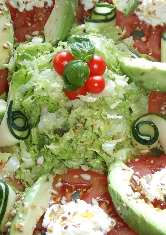 Una foto de Ensalada sencilla de aguacate, tomate y queso cotagge
