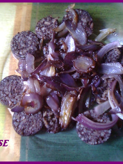 Una foto de Morcilla frita encebollada con pimientos