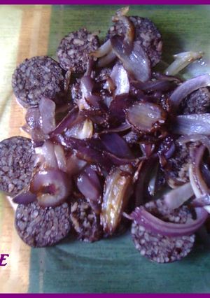 Una foto de Morcilla frita encebollada con pimientos