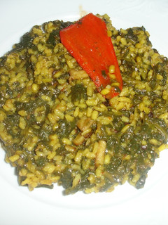 Una foto de Paella de espinacas y calamares