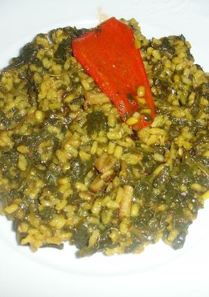 Una foto de Paella de espinacas y calamares