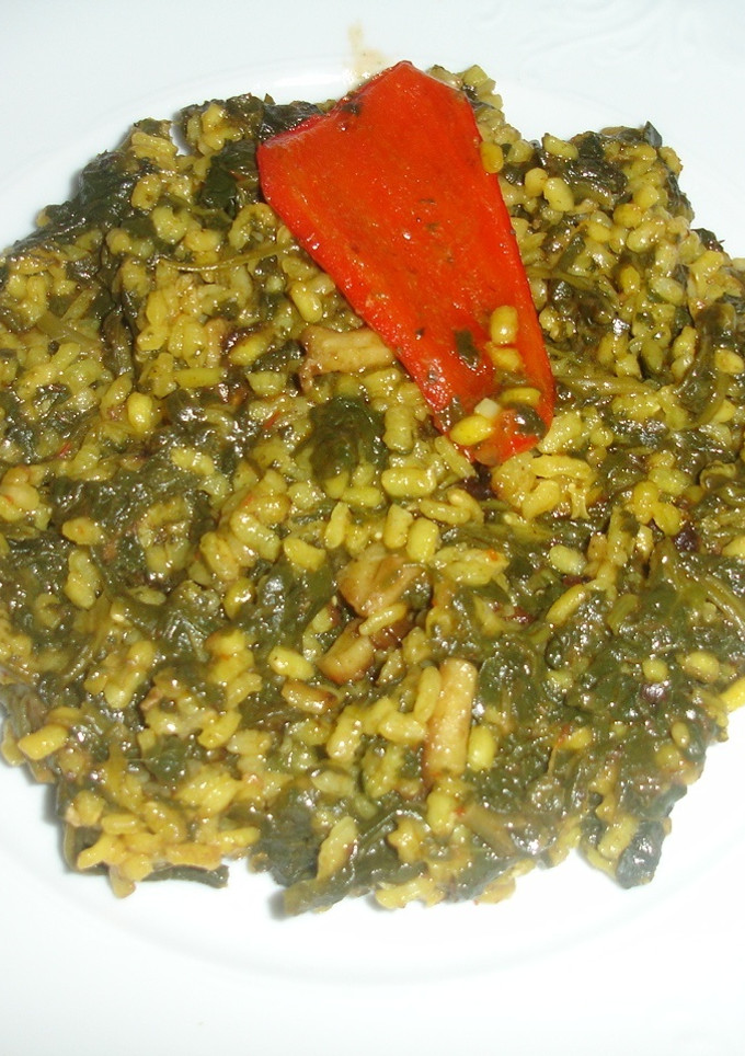 Una foto de Paella de espinacas y calamares