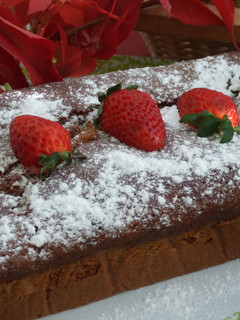 Una foto de Cake integral de fresas y chocolate blanco