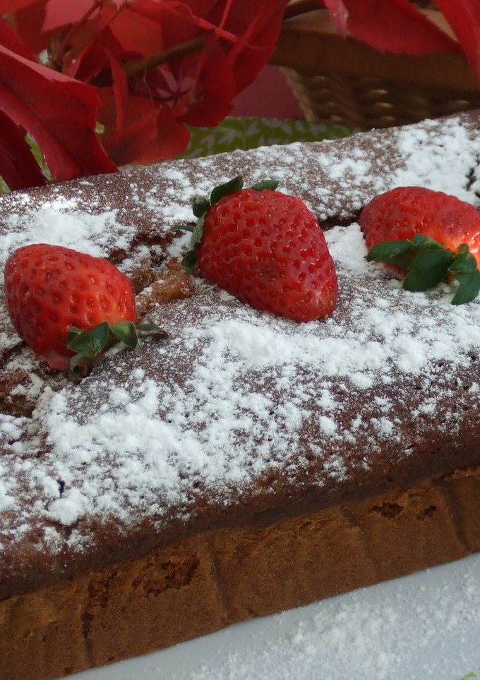 Una foto de Cake integral de fresas y chocolate blanco