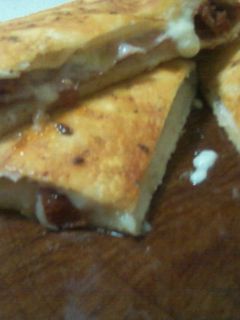 Una foto de Calzone de tomate seco, mozzarella y jamón