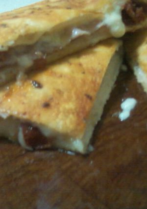 Una foto de Calzone de tomate seco, mozzarella y jamón