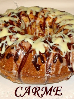 Una foto de Roscón de bizcocho con especias y chocolates
