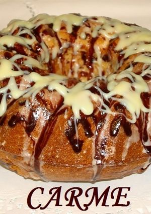 Una foto de Roscón de bizcocho con especias y chocolates