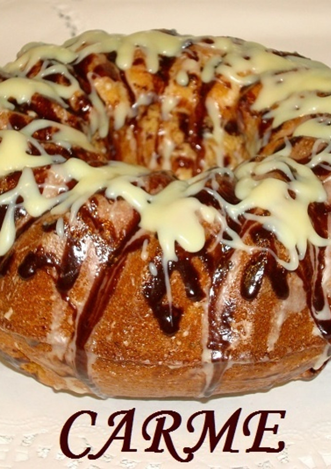 Una foto de Roscón de bizcocho con especias y chocolates
