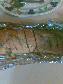 Una foto de Pan de ajo, orégano, perejil y parmesano