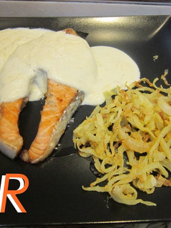 Una foto de Salmón con salsa al cava con crujiente de cebolla