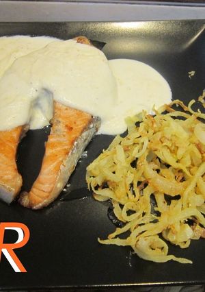 Una foto de Salmón con salsa al cava con crujiente de cebolla