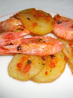 Una foto de Gambas al horno con patatas
