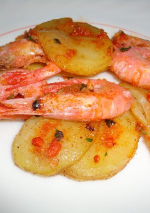 Una foto de Gambas al horno con patatas