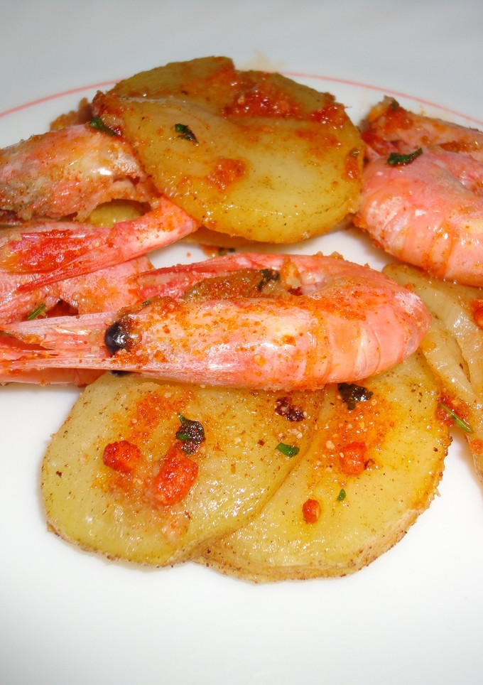 Una foto de Gambas al horno con patatas
