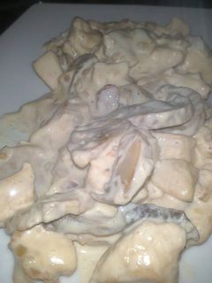 Una foto de Pollo con crema y champiñon