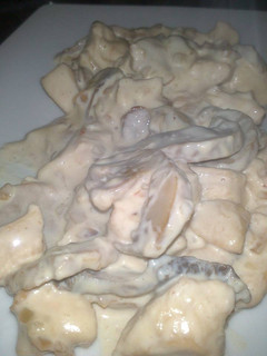 Una foto de Pollo con crema y champiñon
