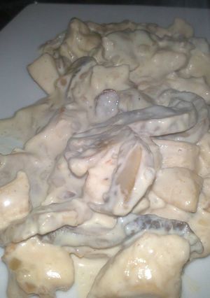 Una foto de Pollo con crema y champiñon 