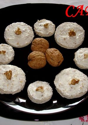 Una foto de Canapés de queso Philadelphia y nueces