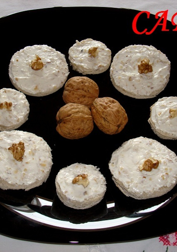 Una foto de Canapés de queso Philadelphia y nueces